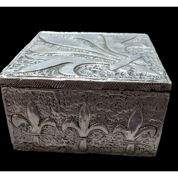 Silver Repousse Fleur De Lis Trinket Box - Picture 3 of 14